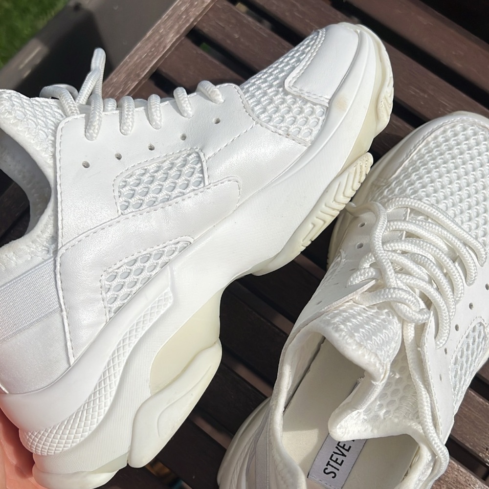 STEVE MADDEN GYM SHOES! SIZE 6.5